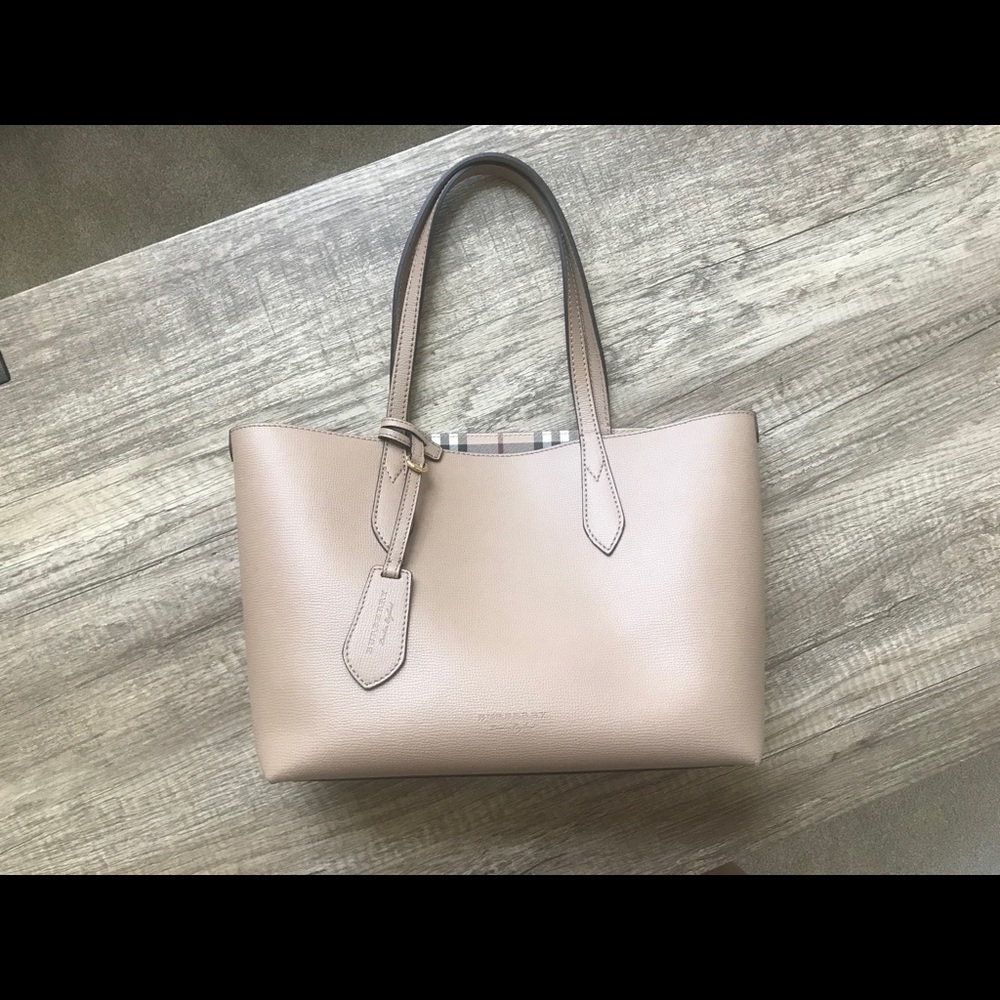 100% NEW w/o tags Burberry Reversible Leather Tote
